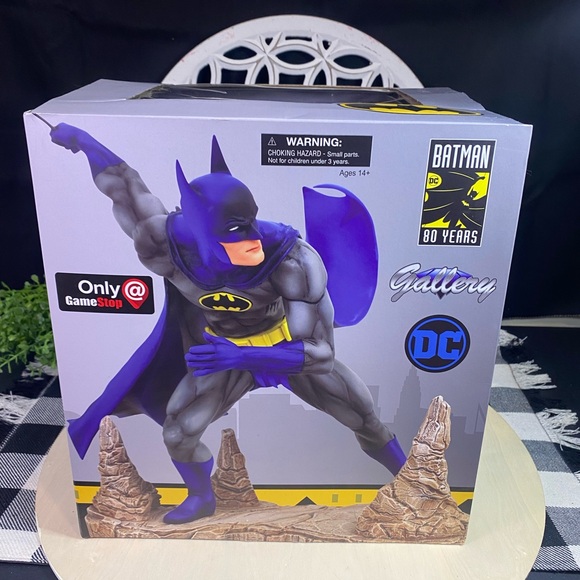 DC Gallery Diamond Select: Classic
Batman 80 Years Diorama - Gamestop Exclusive - Picture 3 of 12